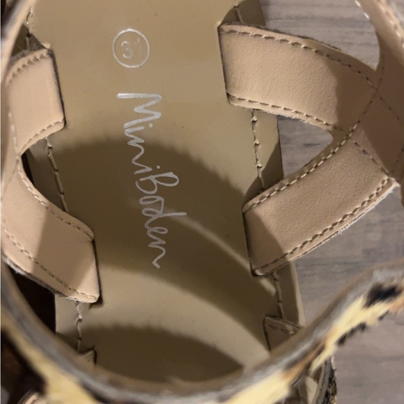 Girls cheetah sandals size 31, will fit a child girls size 9 - Picture 5 of 6